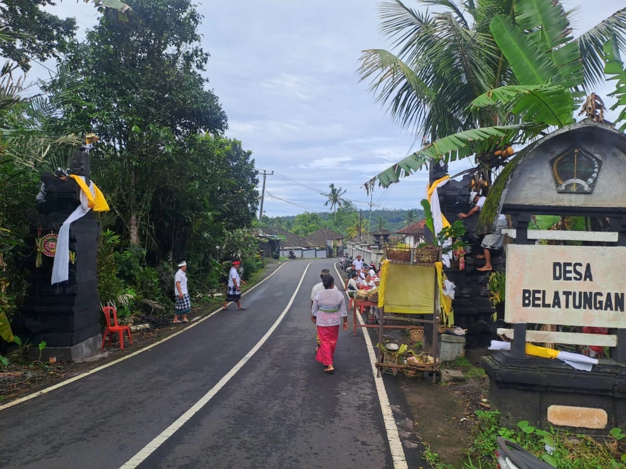 Upacara Melaspas Gapura Batas Desa Belatungan